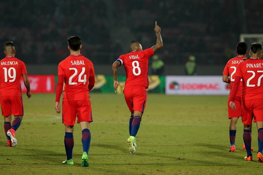 Vidal fue la gran atracción del partido entre Chile y Burkina Faso. EFE
