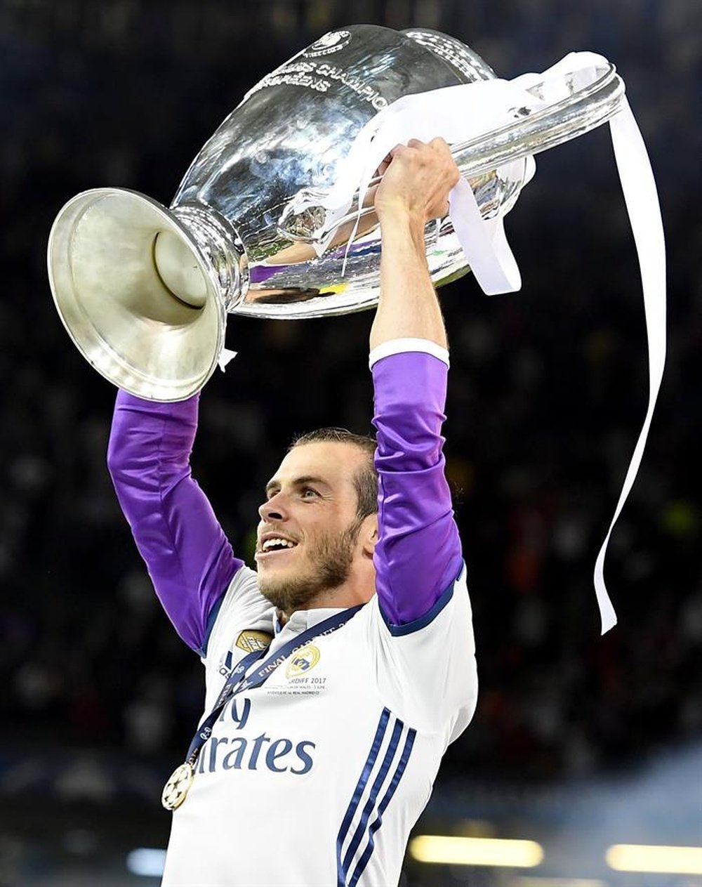 Le joueur du Real Madrid, Gareth Bale, soulève le trophée de Ligue des champions à Cardiff. EFE/EPA