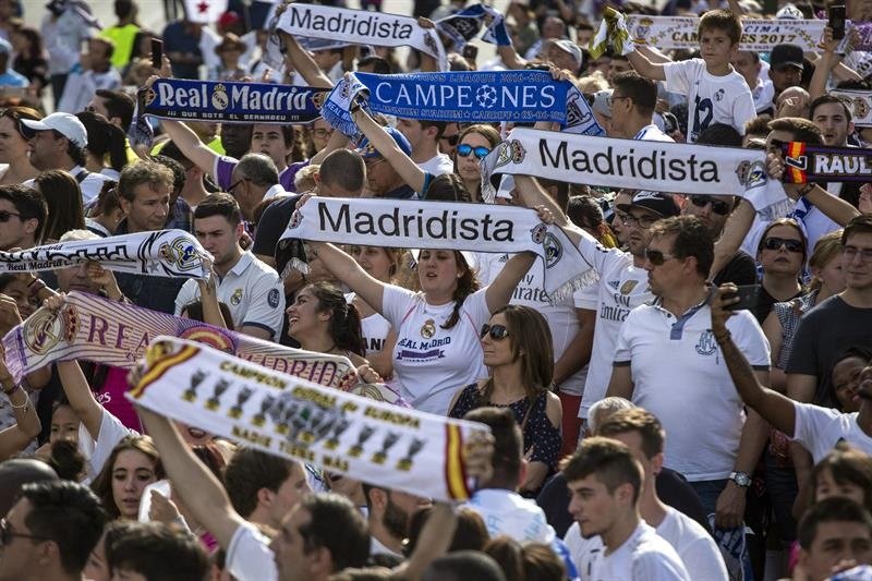 La afición quiere sumar en la previa contra el PSG. EFE