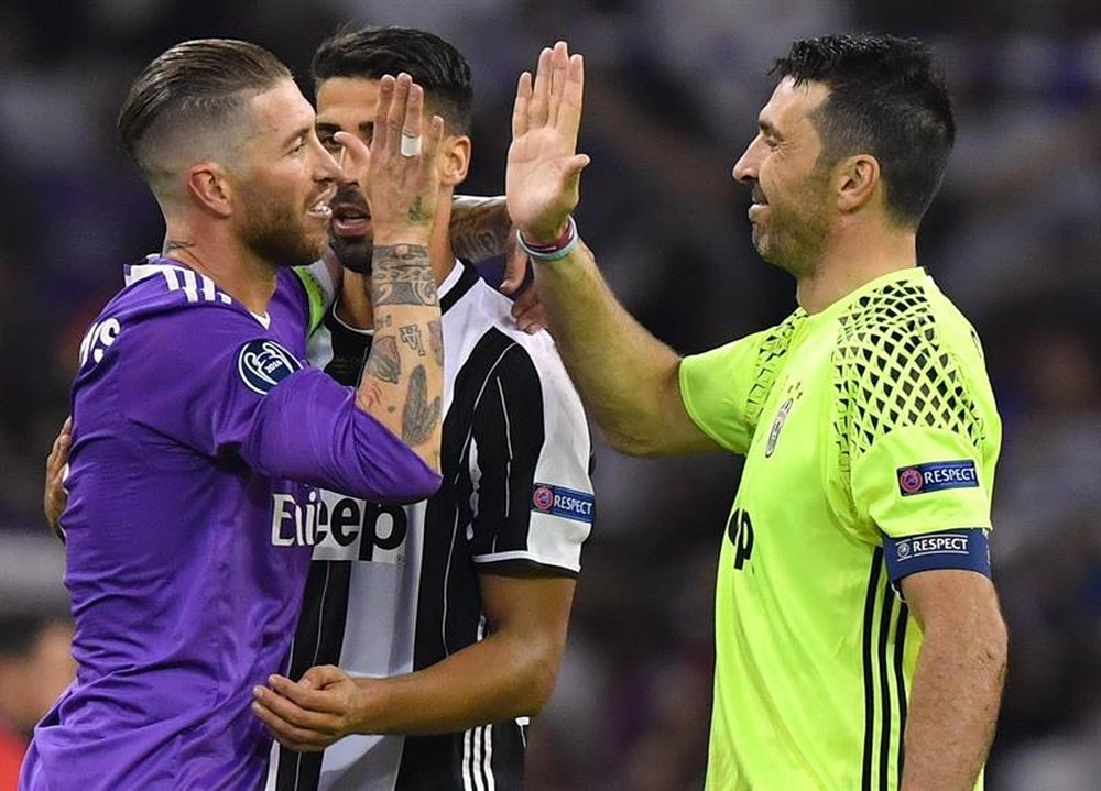 Le gardien de la Juventus Buffon félicite Sergio Ramos lors de la finale de C1 à Cardiff. EFE
