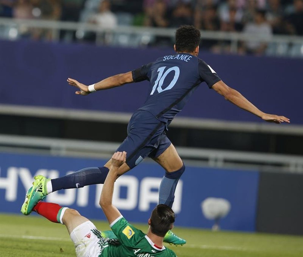 Le joueur de la sélection anglaise U20 Solanke, avant d'inscrire son but contre le Mexique. EFE
