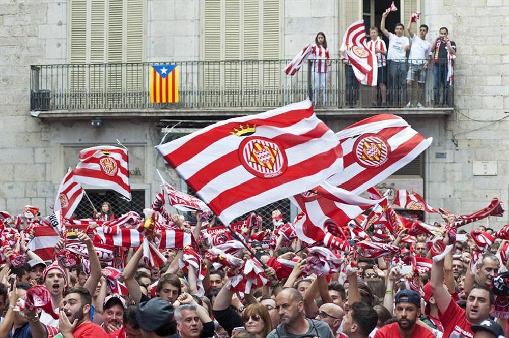 La afición del Girona pudo celebrar conseguir puntos frente a los grandes de LaLiga. EFE