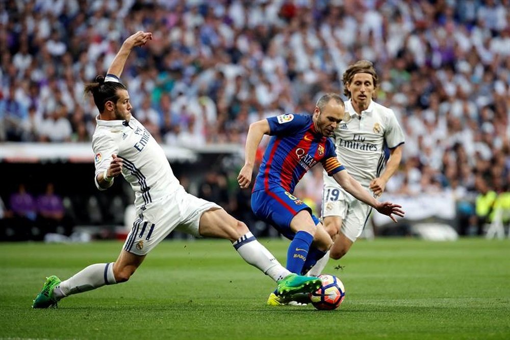 Iniesta et Bale lors d'un match de Liga entre le FC Barcelone et le Real Madrid. EFE