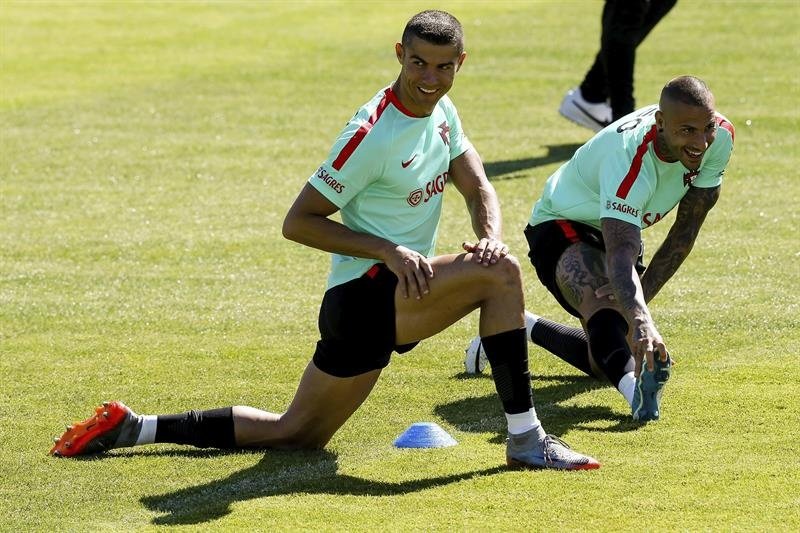 Los estiramientos forman parte esencial de una correcta recuperación tras esfuerzos físicos. EFE