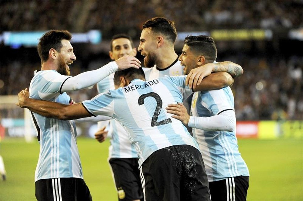 El partido entre Brasil y Argentina contó con una multitud de aficionados. EFE