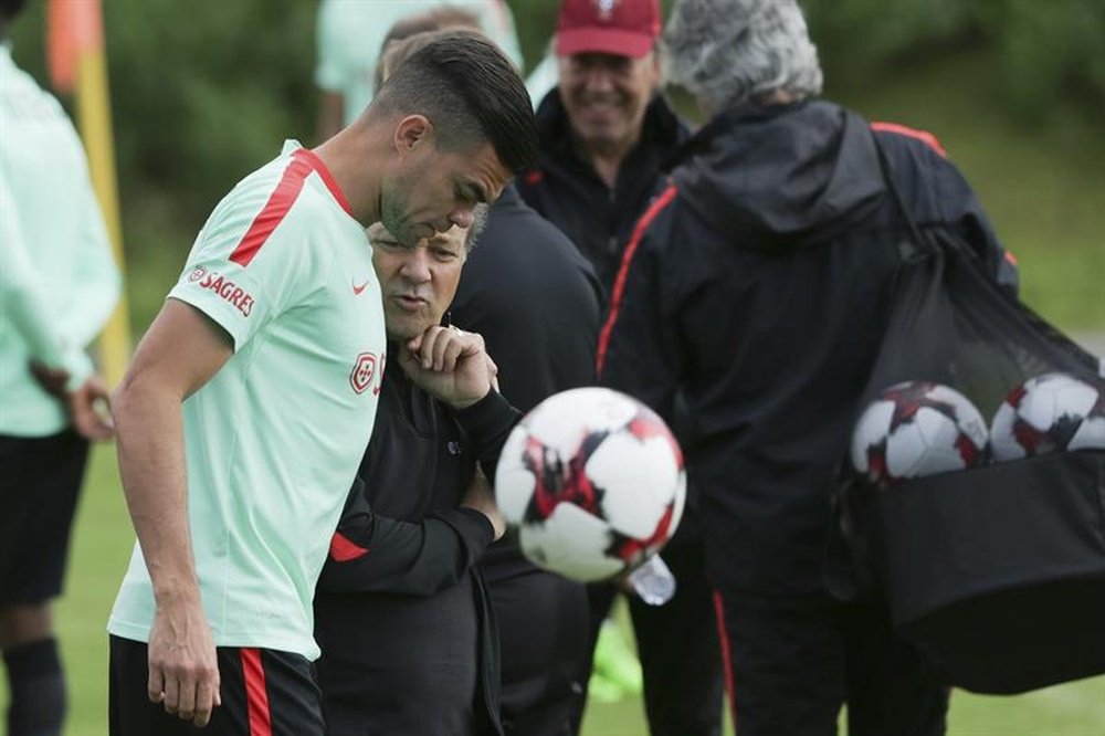 El futbolista portugués Pepe (izq) el martes pasado durante un entrenamiento. EFE