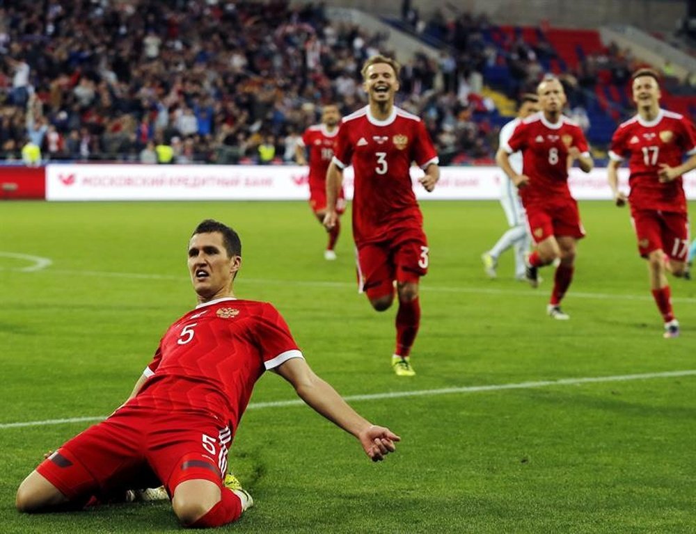 El jugador de la selección rusa Viktor Vasin (i) celebra el 1-1. EFE