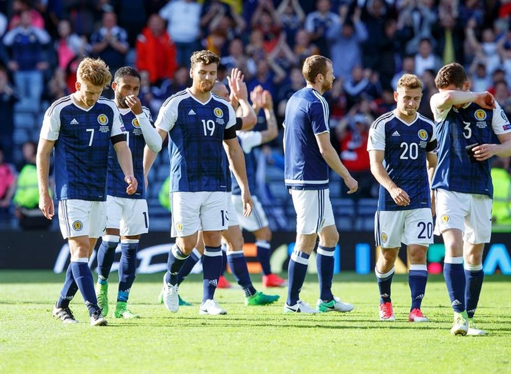 Scottish players react after the FIFA World Cup 2018 group F qualifying soccer match between Scotland and England at Hampden Park in Glasgow, Britain, 10 June 2017. The match ended 2-2. (Mundial de Fútbol) EFE