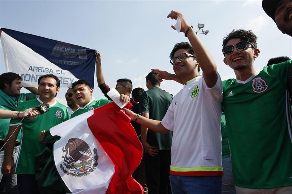 Mexicanos cobran afrentas de Trump de manera amistosa en el Azteca. EFE