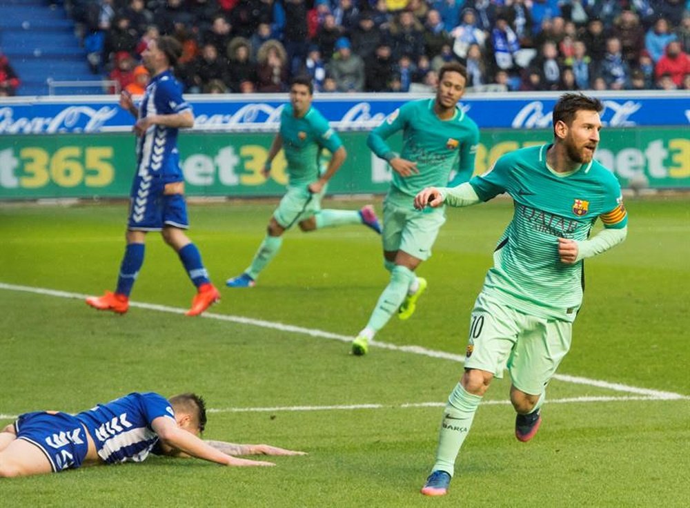 El delantero argentino Leo Messi (d) marca un gol ante el Deportivo Alavés. EFE/Archivo