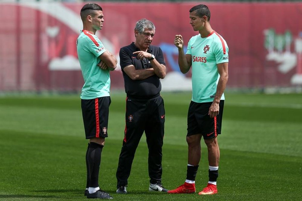 Fernando Santos quiere a Cristiano como si fuera un hijo. EFE/Archivo