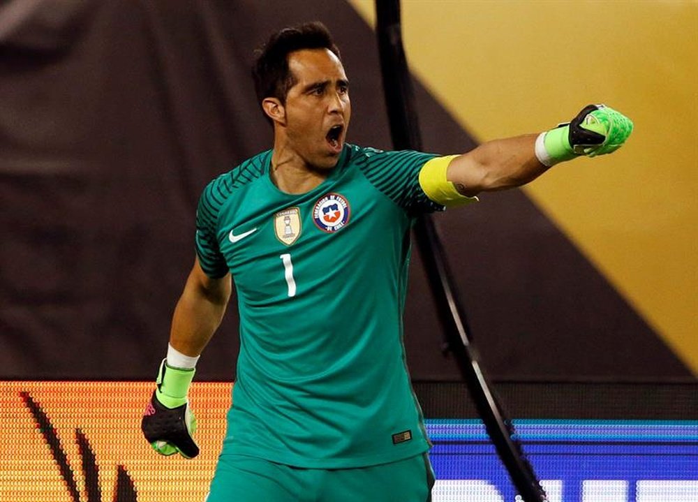 Chile hope that Claudio Bravo will be able to play against Australia.EFE/Archivo