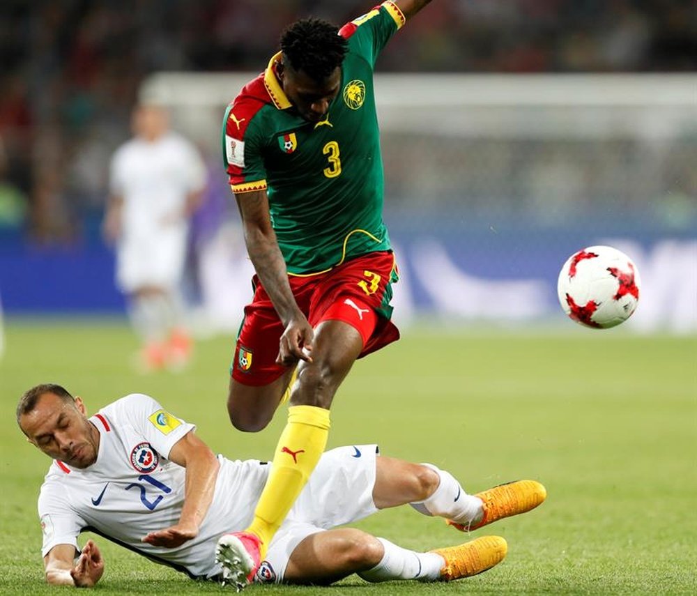 Andre-Frank Zambo Anguissa à la lutte avec le Chien Marcelo Díaz. EFE