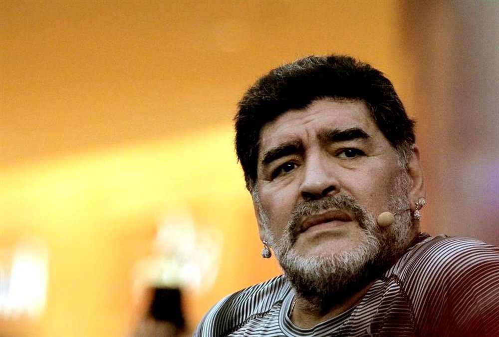 Diego Maradona has branded Dani Alves an idiot. EFE/Archivo