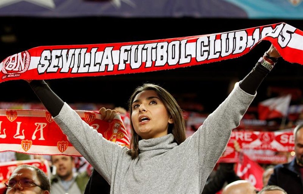 Une supportrice du Séville FC chante l'hymne du club andalou avant un match. EFE