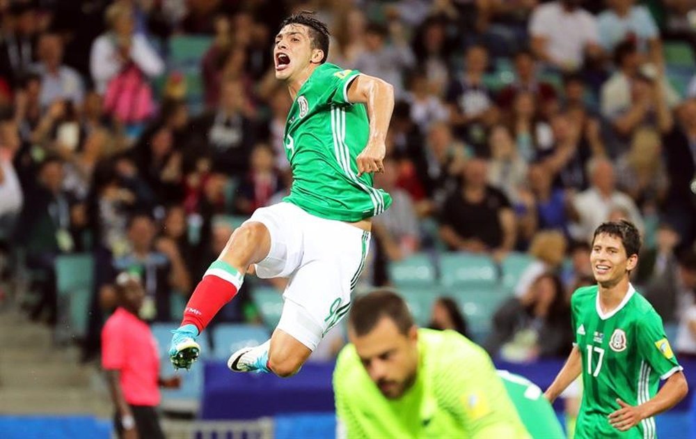 L'attaquant mexicain intéresse la Premier League. EFE