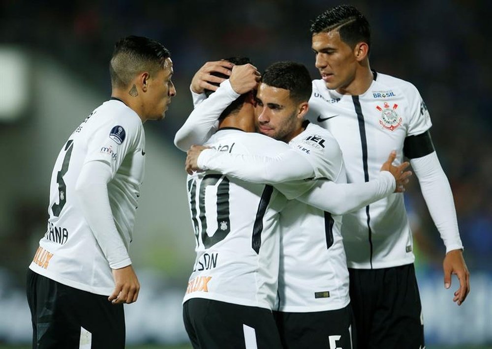 El Corinthians se impuso 3-0 a al Bahía, gracias a los goles de Marquinhos, Jo y Balbuena. EFE