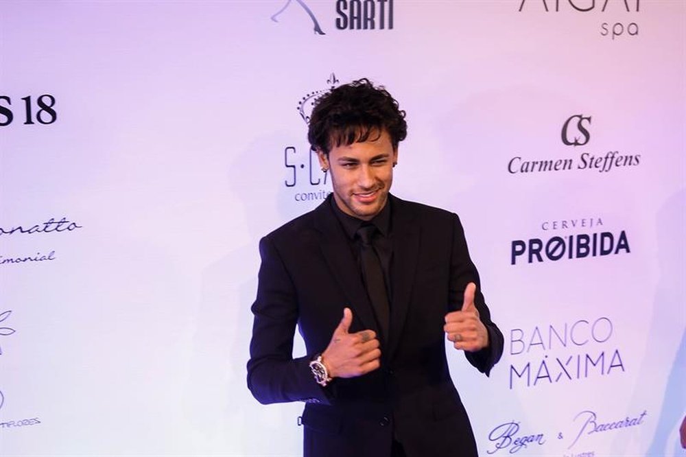 Le joueur brésilien Neymar lors d'un acte de bienfaisance à Sao Paulo. EFE