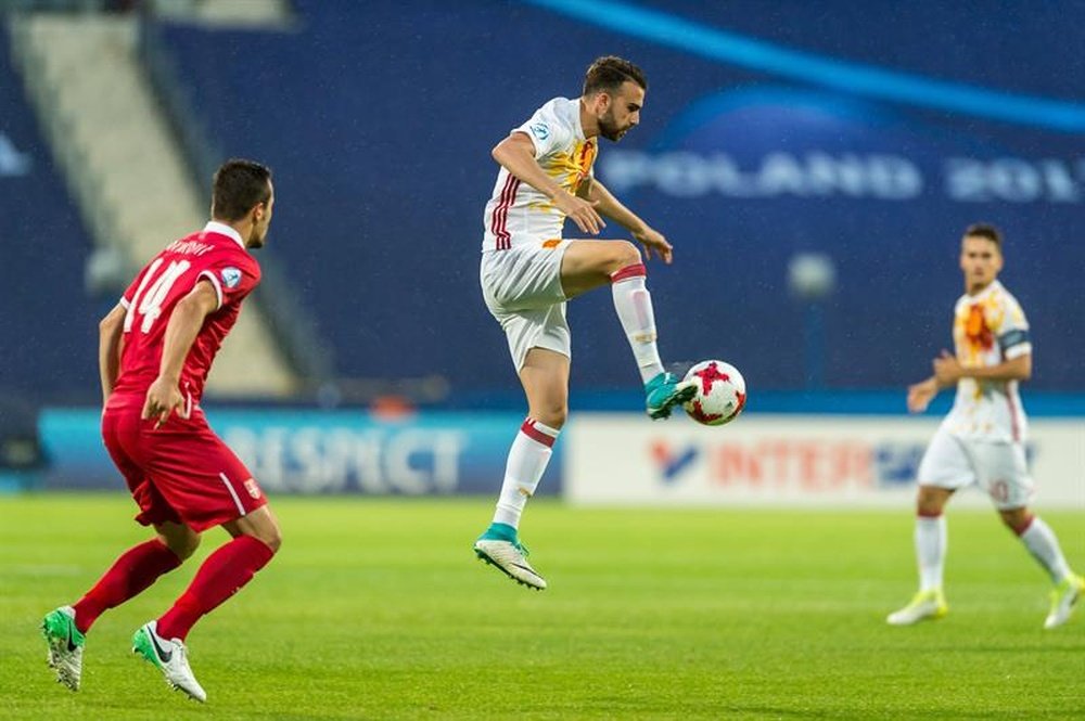 Borja Mayoral et Vukasin Jovanovi lors du match de l'Euro U21 entre la Serbie et l'Espagne. EFE