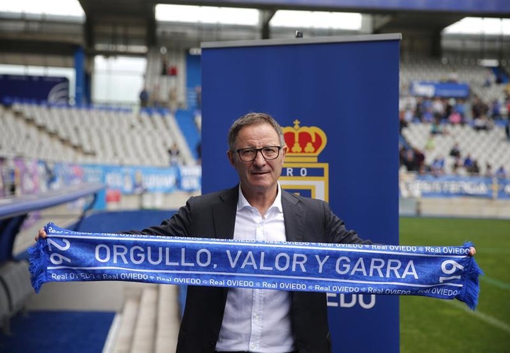 El nuevo entrenador del Oviedo ya calienta motores. EFE