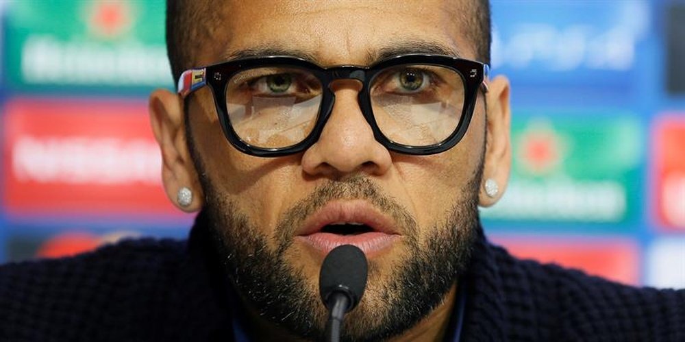 Alves habló sobre el lío Neymar-Cavani. AFP