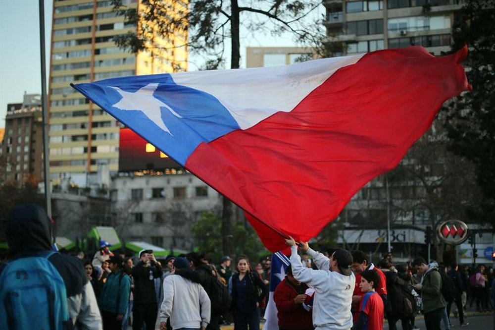 La afición chilena festejó el pase a la final. EFE