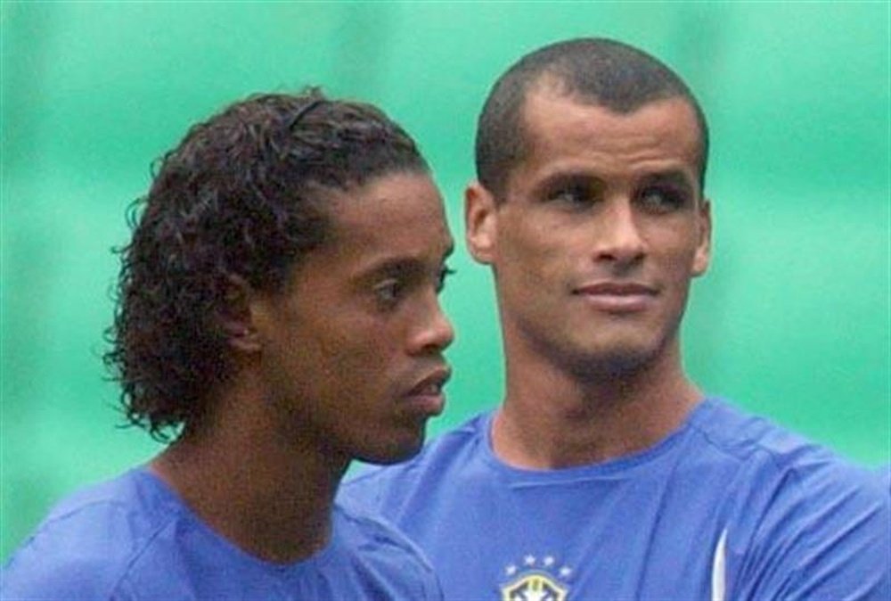 Ronaldinho e Rivaldo marcaram os gols para irem as semifinais da Copa de 2002. EFE/Arquivo