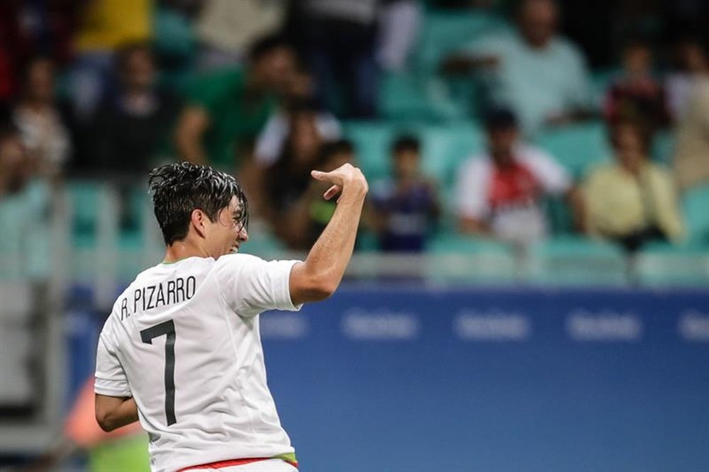 Pizarro podría recibir su primera oportunidad en Europa de la mano del Milan. EFE