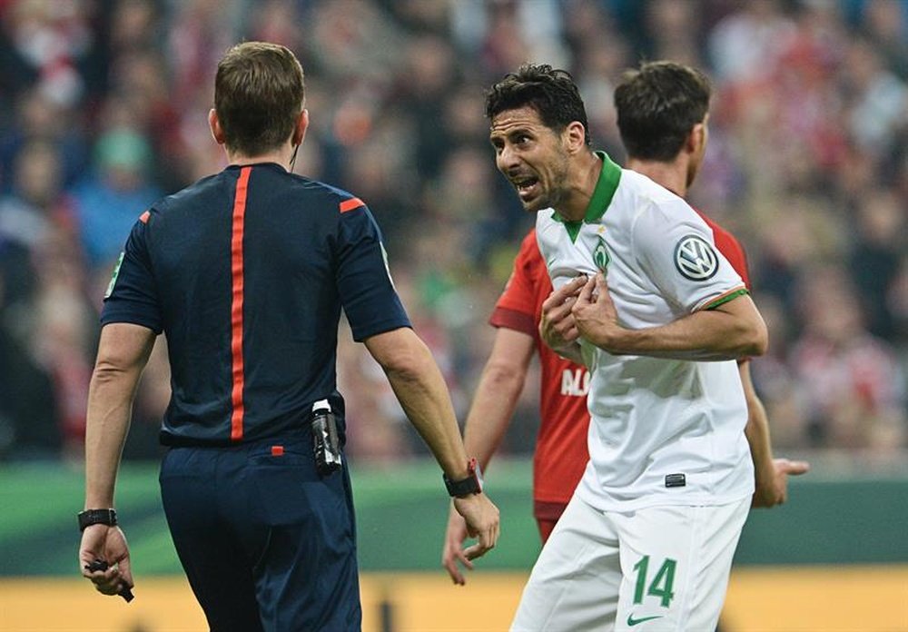 El Werder Bremen alemán anunció hoy que no renovará el contrato con el delantero. EFE