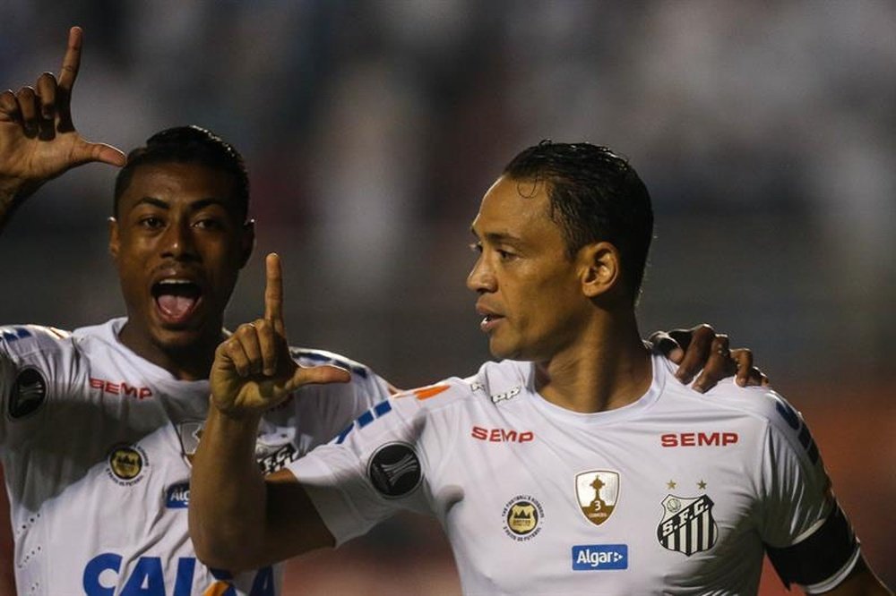 El jugador Ricardo Oliveira (d) de Santos, celebra con su compañero Bruno Henrique un gol. EFE/Archivo