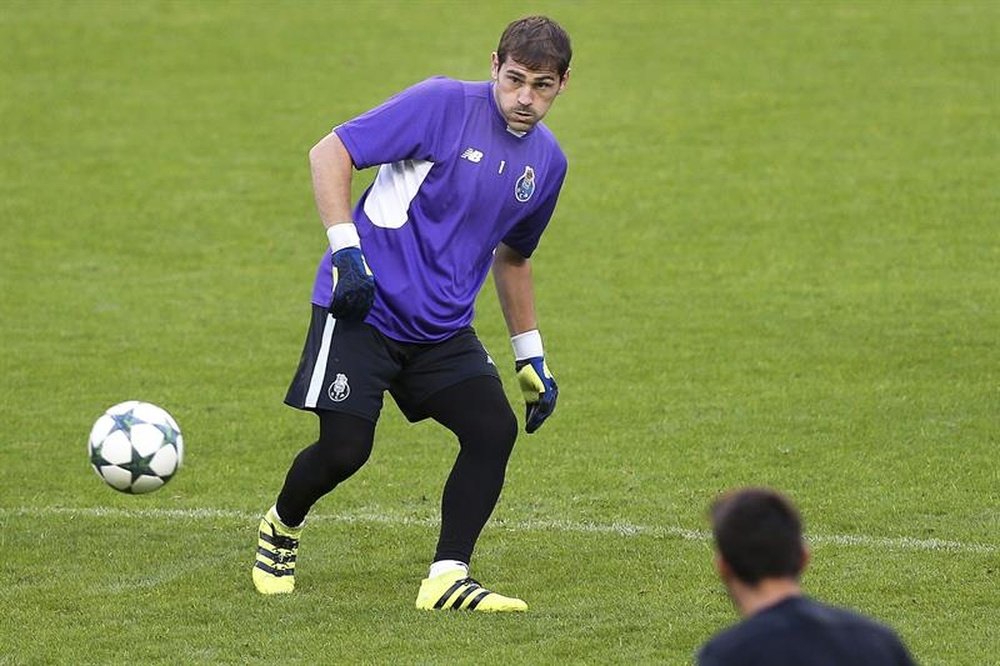 Iker Casillas no se inmutó por su suplencia ante el RB Leipzig. EFE