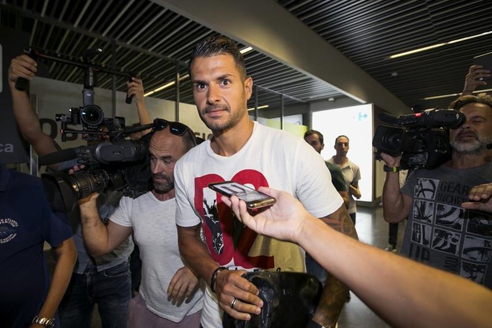 Vitolo à son arrivée à l'aéroport de Gran Canaria. EFE