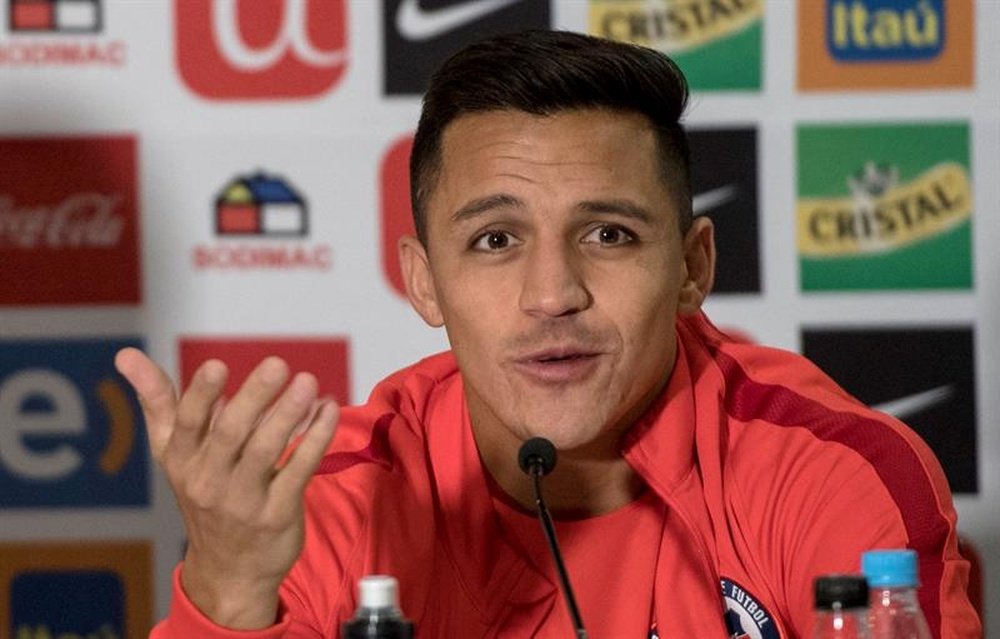 With Sanchez due to return to training on Sunday, the player claims he is ill. EFE/Archivo