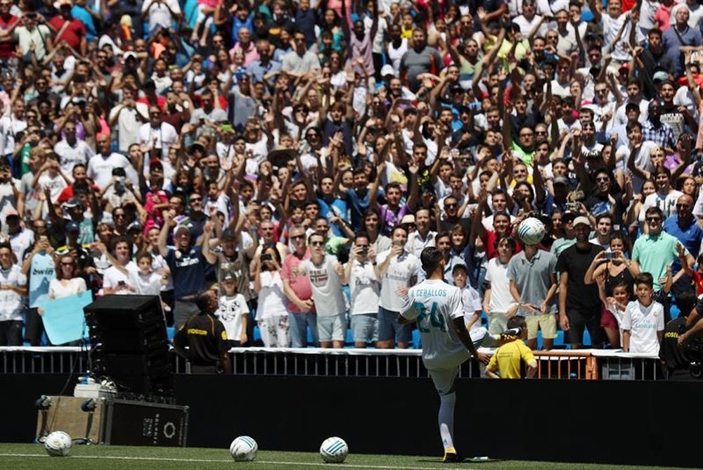 Muchos fueron los aficionados que asistieron a la presentación de Ceballos en el Bernabéu. EFE