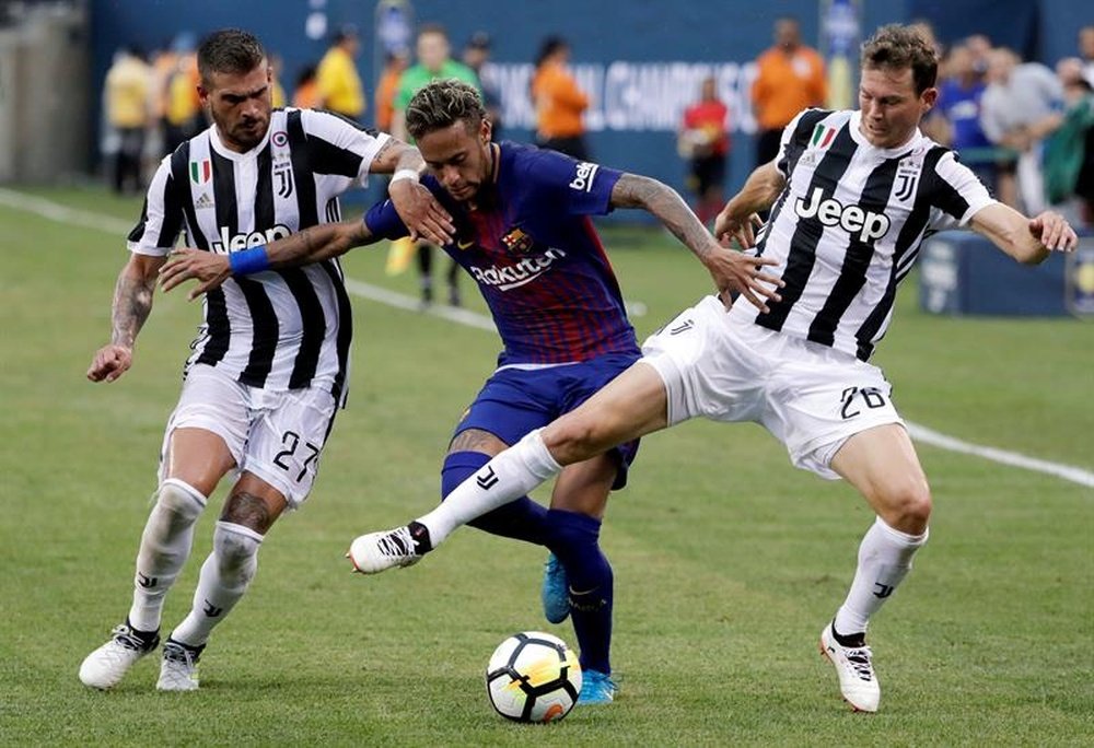 Neymar signe un doublé avec le FC Barcelone en match amical. EFE