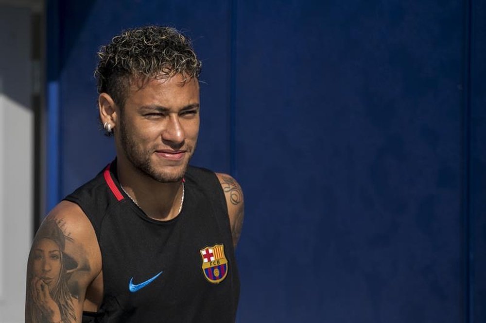 Neymar tenta a aproximação ao FC Barcelona. EFE