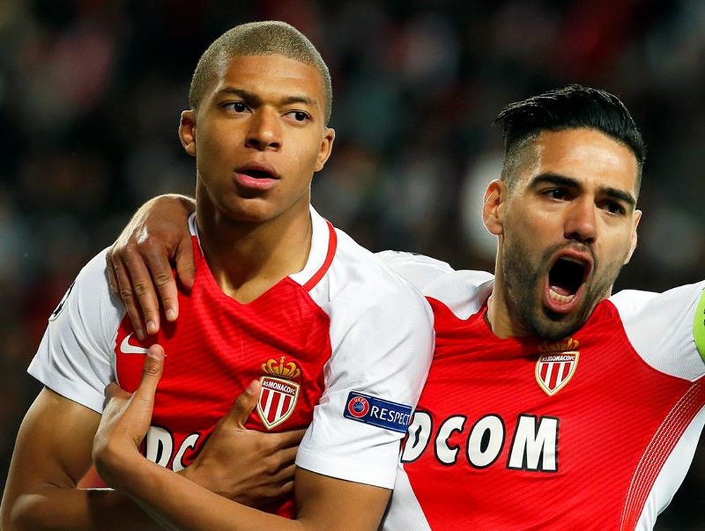 Mbappé et Falcao lors d'un match de Monaco. EFE