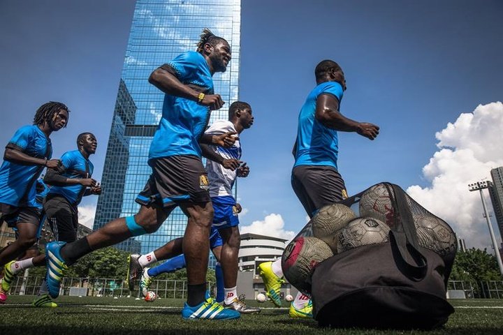 Los refugiados africanos en Hong Kong ven la luz gracias al fútbol