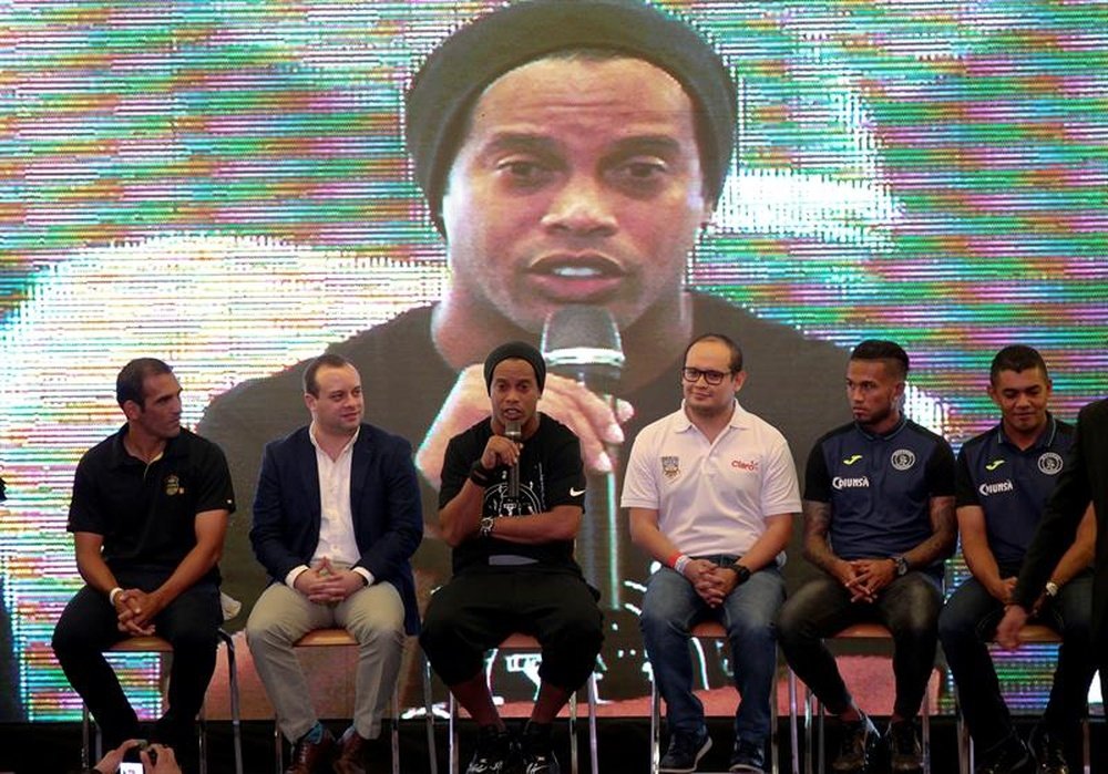 Ronaldinho comparte su experiencia con niños. EFE