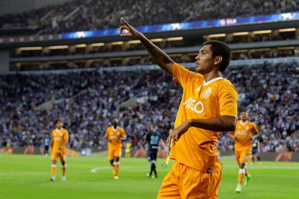 Wolves want to sign Corona. EFE