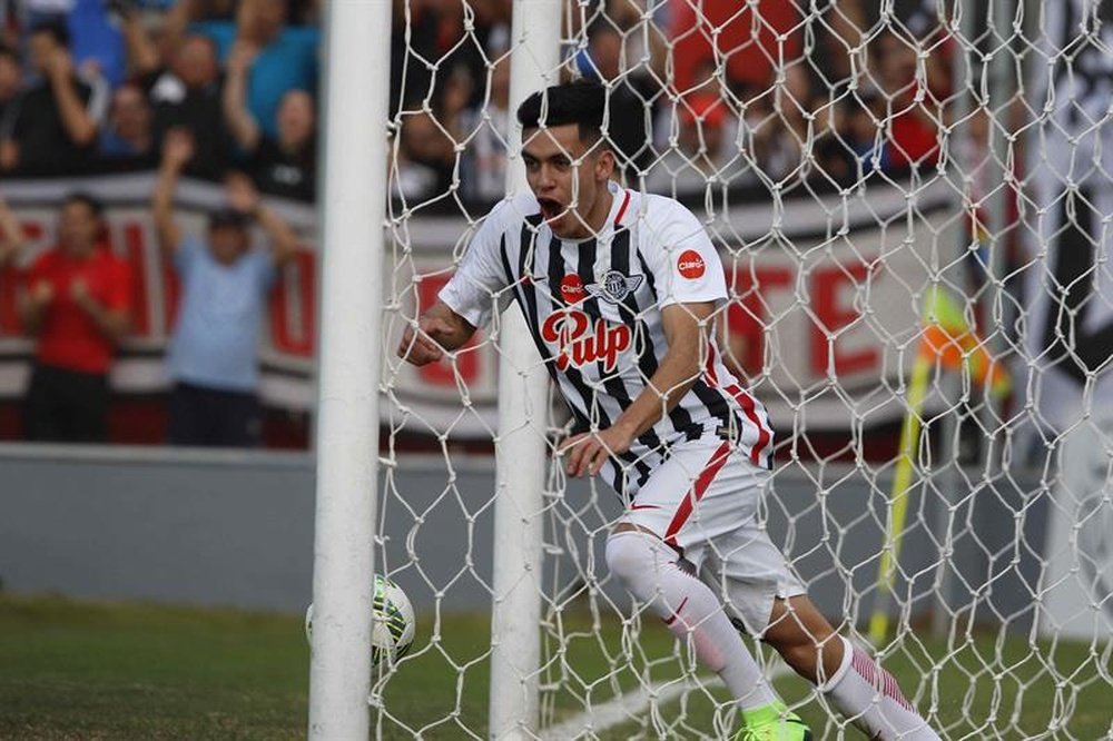 El delantero de Libertad celebra un gol del conjunto uruguayo. EFE/Archivo