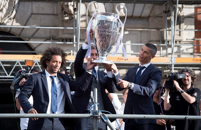 Cristiano, Marcelo y Ramos, con la copa de la Champions