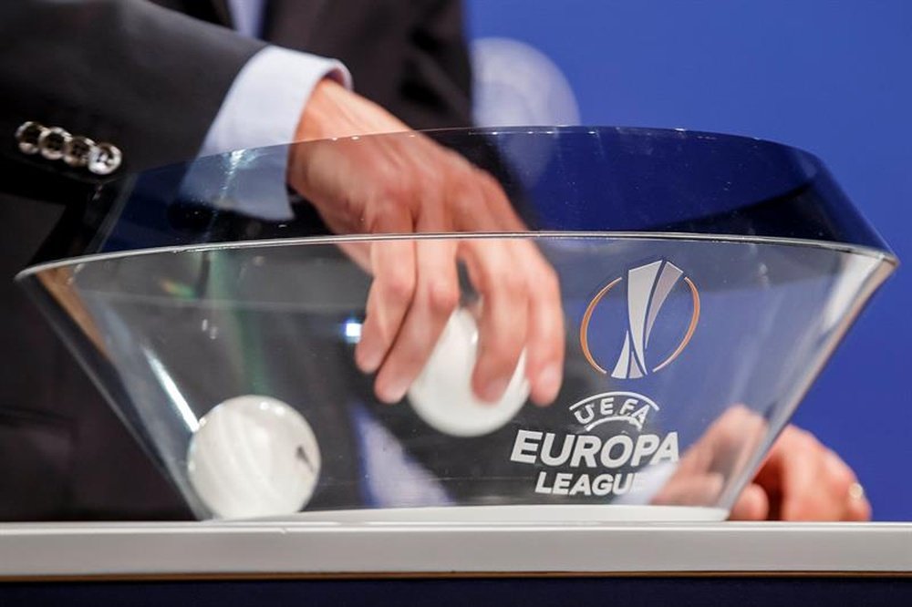 Ya están los bombos preparados para el sorteo de dieciseisavos de la Europa League. EFE/Archivo
