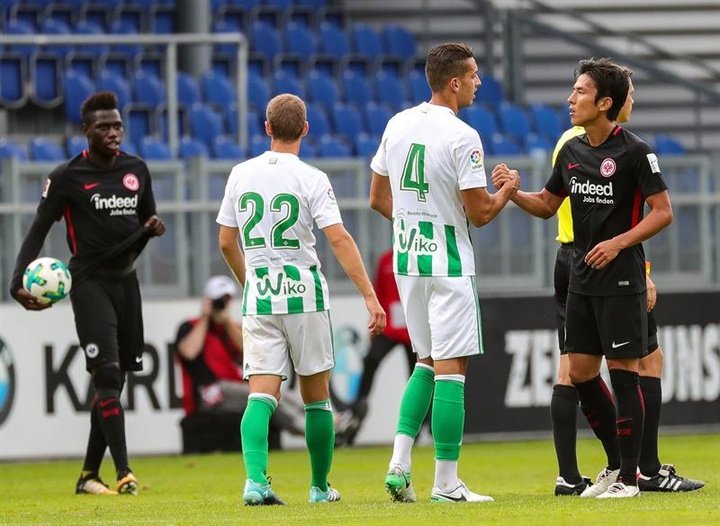 El Eintracht vuela y vuelve a condenar a un Betis horroroso