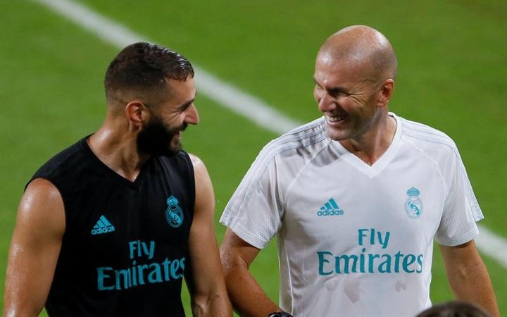 Benzema y Marcelo felicitaron a Zidane. EFE