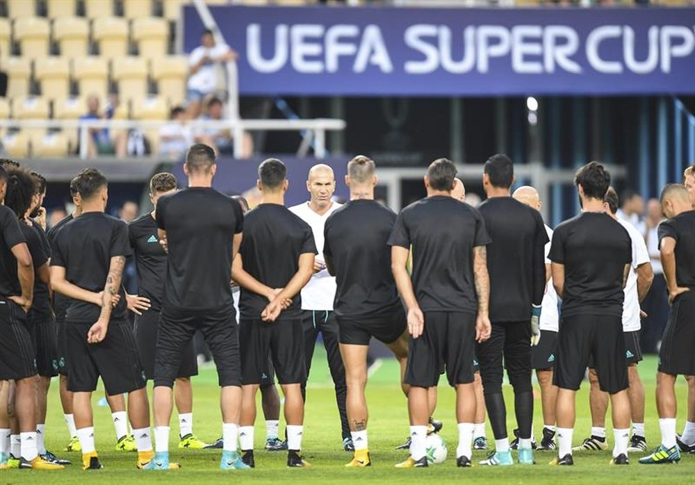 Zidane va a tener que hacer varios ajustes para la Supercopa de España. EFE/Archivo