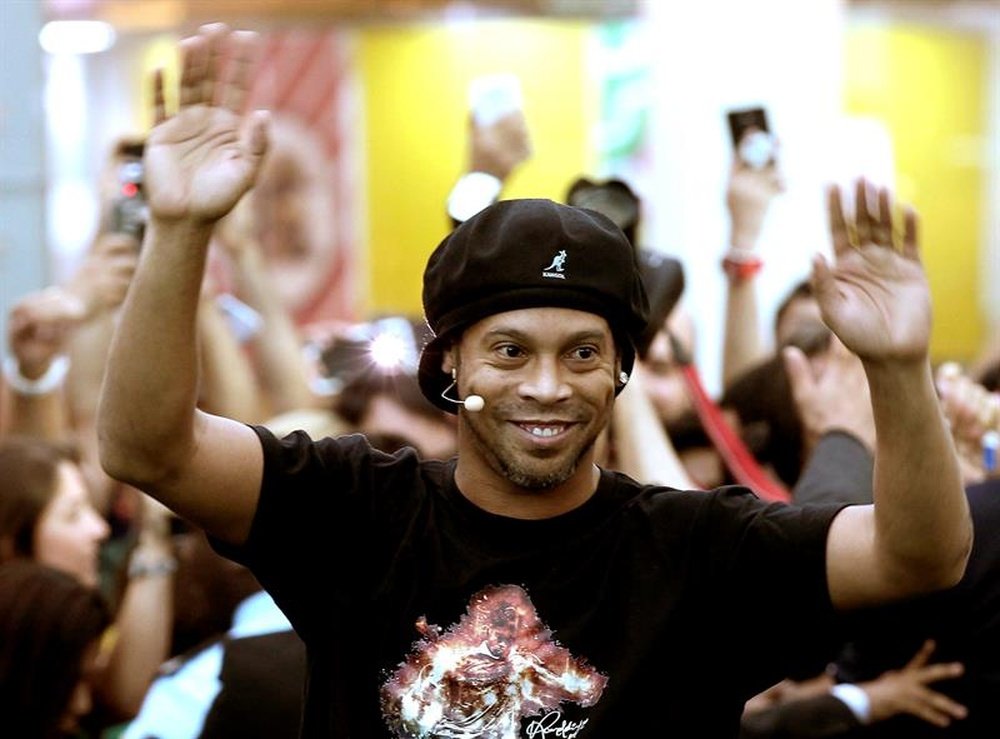 Ronaldinho patrocinará una botella perteneciente a una serie muy relacionada con el fútbol. EFE