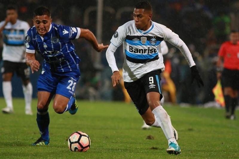 Gremio marca una manita a Sport y se acerca a Corinthians