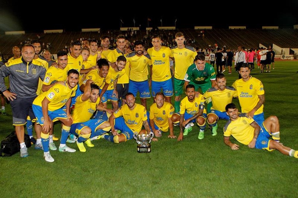 Las Palmas superó al Tenerife con goles de Viera y Calleri. EFE
