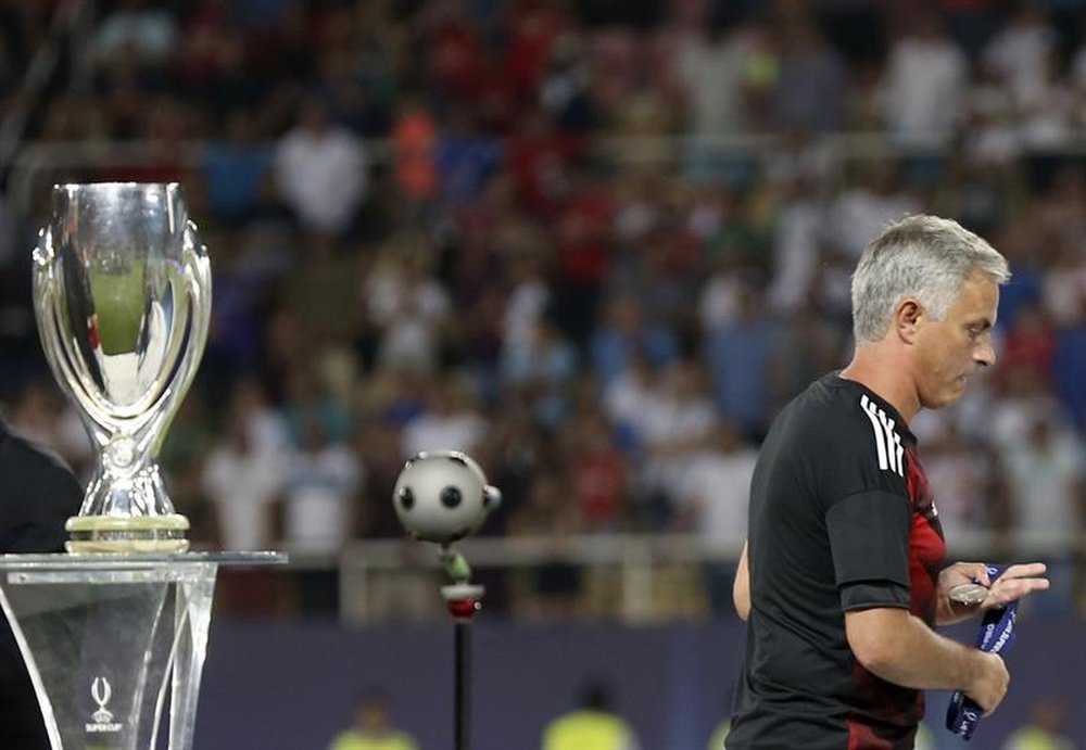Mourinho regaló su medalla de subcampeón de un niño aficionado del United. EFE